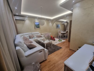 Lux namješten dvosoban stan u Podgorici