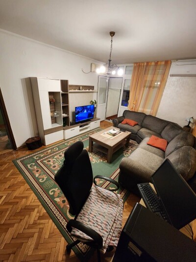 Dvosoban namješten stan u Baru